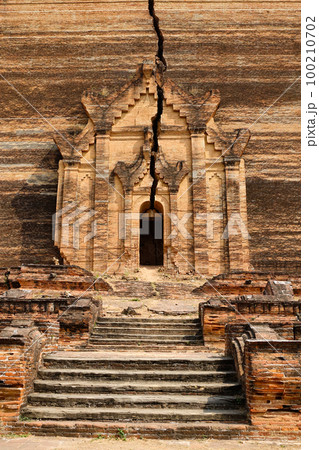 Pa Hto Taw Gyi pagoda in Mandalay, Myanmar Pa Hto Taw Gyi pagoda in Mandalay, Myanmar 100210702