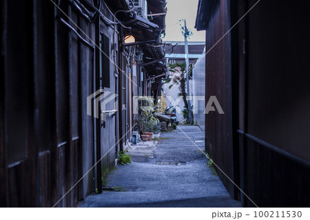 京都市内の町屋の路地を撮影 100211530