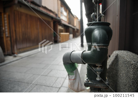 京都市内の町屋の路地を撮影 100211545