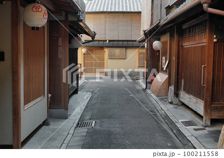 京都市内の町屋の路地を撮影 100211558