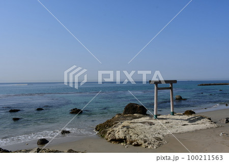 つぶて浦の鳥居と綺麗な海 つぶて浦の鳥居と綺麗な海 100211563