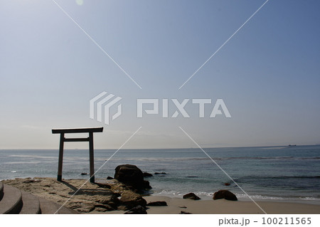 つぶて浦の鳥居と綺麗な海 つぶて浦の鳥居と綺麗な海 100211565
