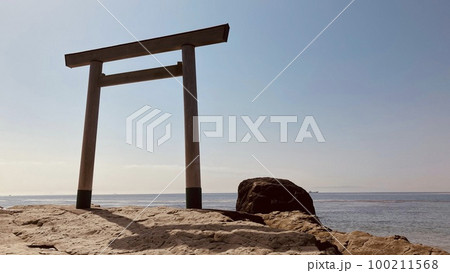 つぶて浦の鳥居と綺麗な海 つぶて浦の鳥居と綺麗な海 100211568