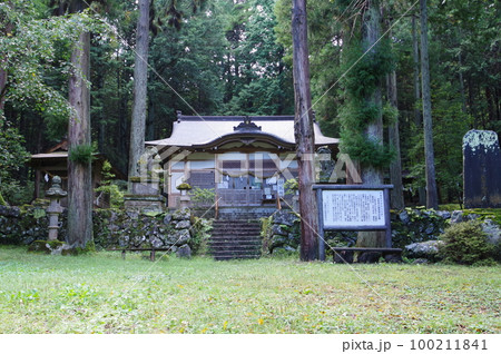 信州　安曇野　堀金の賀茂神社　社叢　拝殿　本殿は江戸時代の建造、市文化財指定の神社 100211841