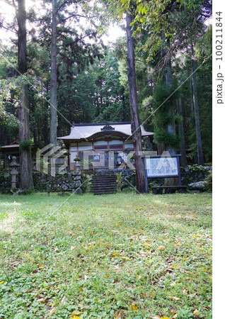 信州　安曇野　堀金の賀茂神社　社叢　拝殿　本殿は江戸時代の建造、市文化財指定の神社 100211844