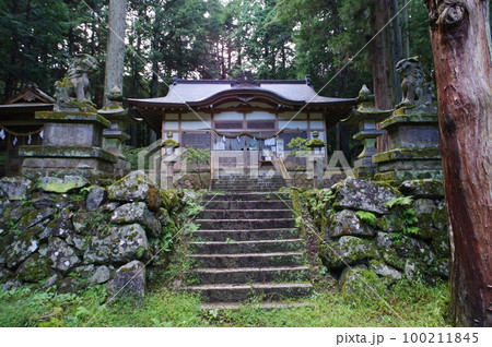 信州　安曇野　堀金の賀茂神社　社叢　拝殿　本殿は江戸時代の建造、市文化財指定の神社 100211845