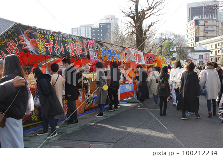 縁日は日本の文化。楽しみながら露天を覗き食べ歩く人々の視線をクギづけ 縁日は日本の文化。楽しみながら露天を覗き食べ歩く人々の視線をクギづけ 100212234