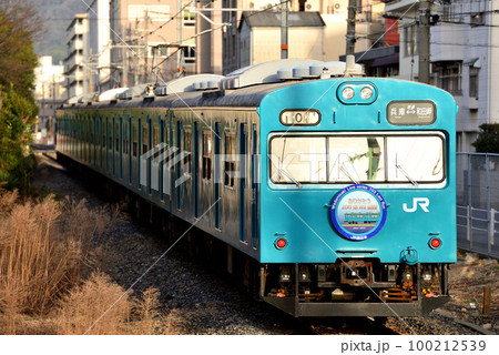 最後の活躍をする和田岬線103系R1編成 100212539