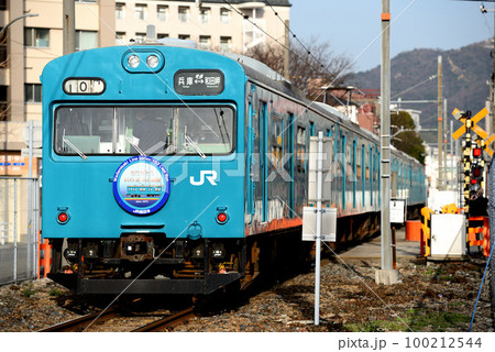 最後の活躍をする和田岬線103系R1編成 100212544