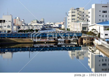 運河を行く和田岬線103系と見送る人たち 100212610