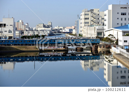運河を行く和田岬線103系と見送る人たち 100212611