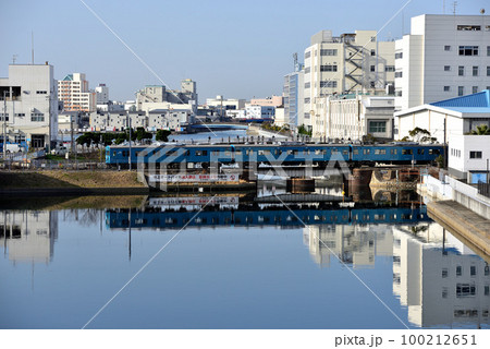 運河を行く和田岬線103系と見送る人たち 100212651