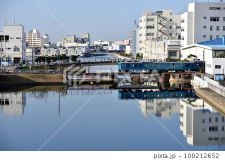 運河を行く和田岬線103系と見送る人たち 100212652