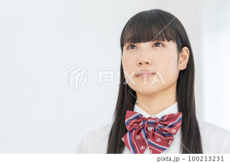 制服を着て勉強をする女子高生 制服を着て勉強をする女子高生 100213231