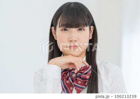 制服を着て勉強をする女子高生 100213239
