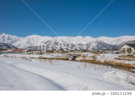 白馬村と北アルプス後立山連峰【姫川沿い】 白馬村と北アルプス後立山連峰【姫川沿い】 100213299