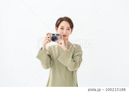 女性　カメラ　白バック　 100215186