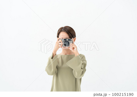 女性 カメラ 白バック 女性 カメラ 白バック 100215190