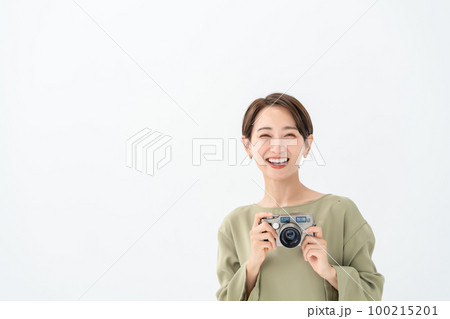 女性 カメラ 白バック 女性 カメラ 白バック 100215201