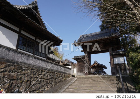 津山市城東にある浄土宗のお寺「大信寺」：門扉付きの薬医門 100215216