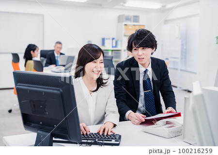 業務の引き継ぎをするビジネスパーソン 100216259