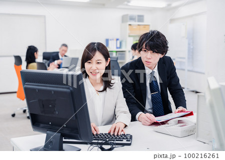 業務の引き継ぎをするビジネスパーソン 100216261