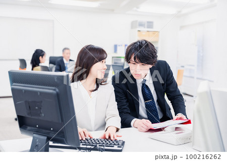 業務の引き継ぎをするビジネスパーソン 100216262