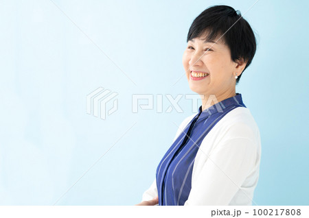 シニア 女性　ポートレート 100217808