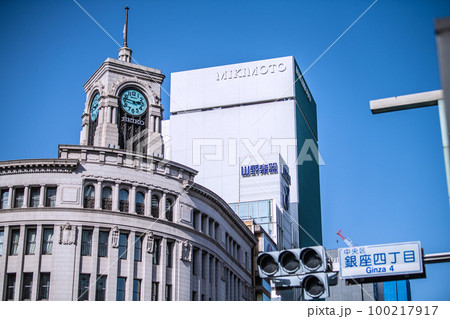 日本の東京都市景観 3.11、午後2時46分。東日本大震災から12年。銀座で黙祷＝11日 100217917