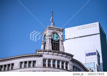 日本の東京都市景観 3.11、午後2時46分。東日本大震災から12年。銀座で黙祷＝11日 100217920