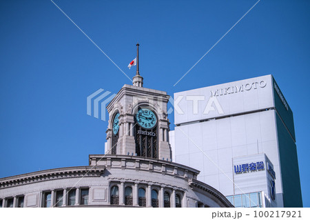 日本の東京都市景観 3.11、午後2時46分。東日本大震災から12年。銀座で黙祷＝11日 100217921