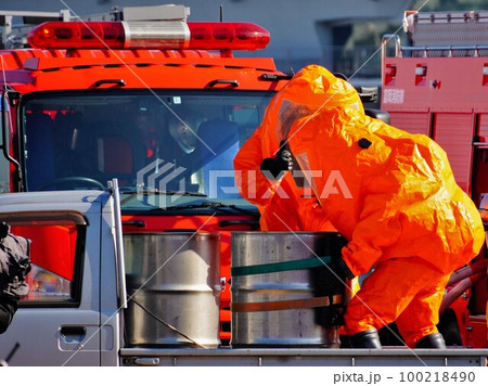 化学防護服を着て作業をする消防隊員 100218490
