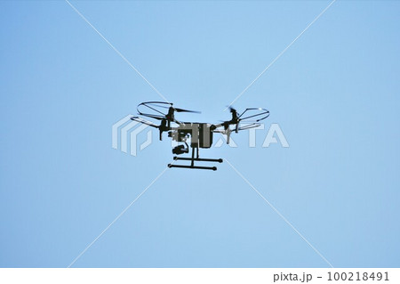 カメラを付けたドローン 100218491
