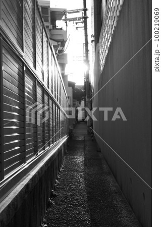 モノクロで撮った街の写真 100219069