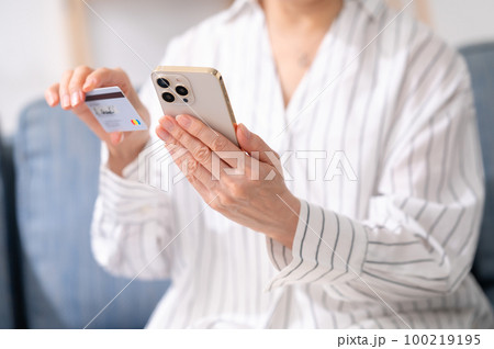 スマホ　カード決済　シニア女性　手元 100219195