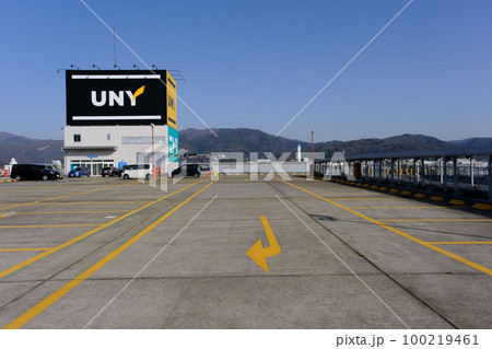 ショッピングセンターの屋上駐車場 100219461