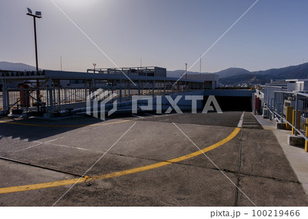 ショッピングセンターの屋上駐車場 100219466