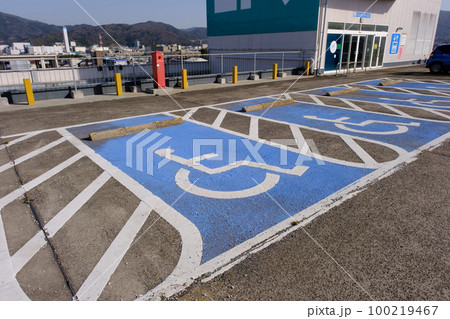 ショッピングセンターの屋上駐車場 ショッピングセンターの屋上駐車場 100219467