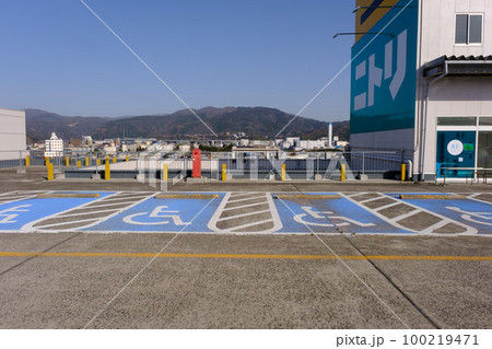 ショッピングセンターの屋上駐車場 ショッピングセンターの屋上駐車場 100219471