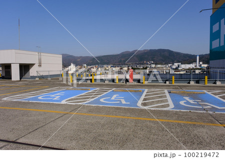 ショッピングセンターの屋上駐車場 100219472