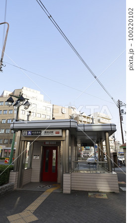 大阪メトロの御堂筋線の西田辺駅4号出口のエレベーター 100220102