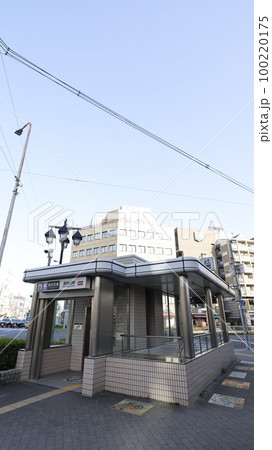 大阪メトロの御堂筋線の西田辺駅4番出口のエレベーター 100220175
