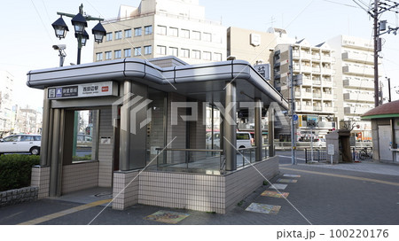 大阪メトロの御堂筋線の西田辺駅4号出口のエレベーター 大阪メトロの御堂筋線の西田辺駅4号出口のエレベーター 100220176