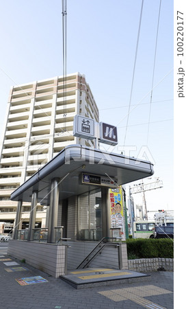大阪メトロの御堂筋線の西田辺駅4号出入口、階段の背後にエレベーター塔がある 100220177