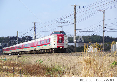 直線区間を高速で通過する特急やくも号(ノーマル編成) 直線区間を高速で通過する特急やくも号(ノーマル編成) 100220284