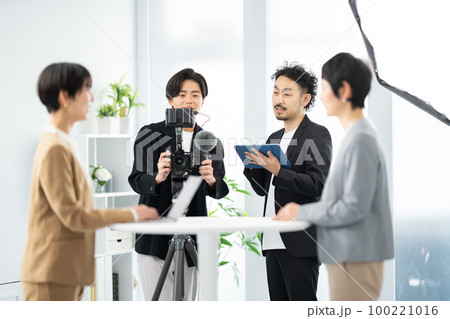 動画クリエイターに指示を出すディレクター 100221016