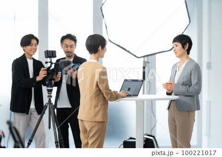 動画クリエイターに指示を出すディレクター 100221017