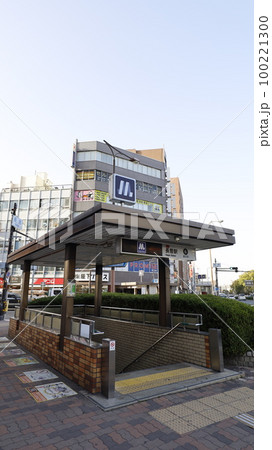 大阪メトロの御堂筋線の長居駅6号出入口 大阪メトロの御堂筋線の長居駅6号出入口 100221300