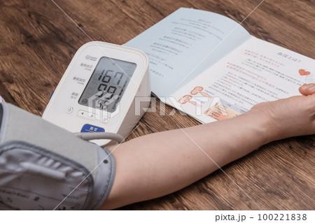 【血圧を計る主婦 高め】 【血圧を計る主婦 高め】 100221838