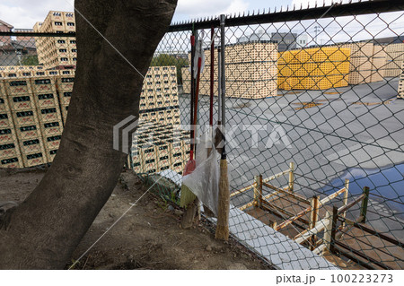 大阪府吹田市のアサヒビールのビールケースが積まれた敷地(2023年2月25日撮影) 大阪府吹田市のアサヒビールのビールケースが積まれた敷地(2023年2月25日撮影) 100223273